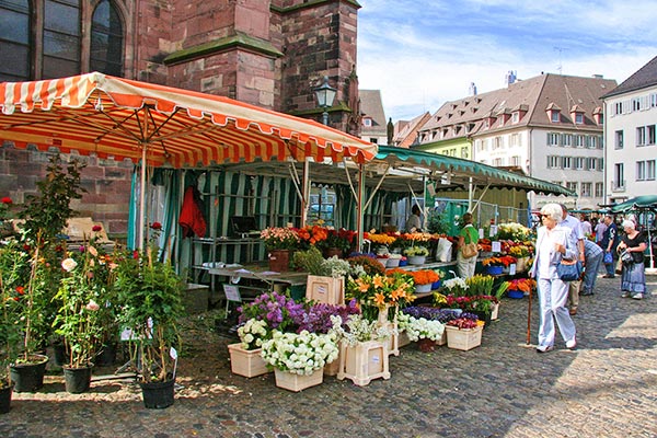 Wochenmarkt rund um das Münster in Freiburg